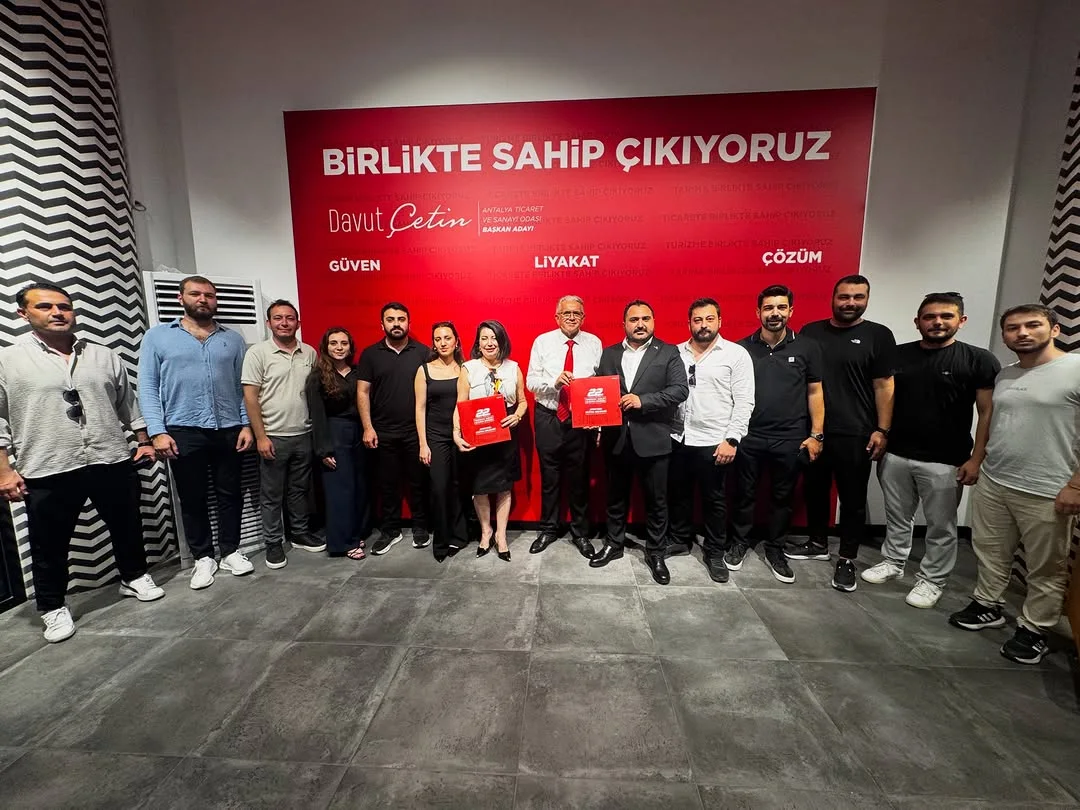 Kırmızı seçim ofisinin açılışı
